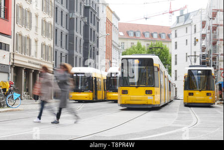 Berlin, Allemagne. 14 mai, 2019. Quatre trams se tenir entre Oranienburger Straße et la station de métro Rosenthaler Straße, tandis que les piétons passer. Credit : Annette Riedl/dpa/ZB/dpa/Alamy Live News Banque D'Images