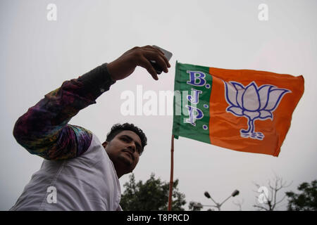 Kolkata, Bengale occidental, Inde. 14 mai, 2019. Un Bharatiya Janta Party ou partisan du BJP vu prendre un tout en tenant un drapeau selfies pendant le spectacle à Kolkata.Bharatiya Janata (BJP) président Amit Shah le mardi a tenu une mega roadshow à Calcutta avec l'appui des candidats du parti de l'avant de la phase finale de la Lok Sabha sondages. Credit : Avijit Ghosh/SOPA Images/ZUMA/Alamy Fil Live News Banque D'Images