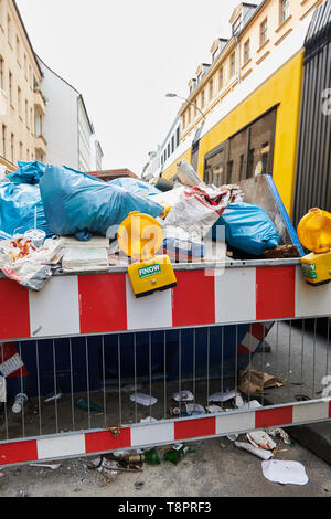 Berlin, Allemagne. 14 mai, 2019. Il y a un conteneur plein d'ordures sur Oranienburger Straße. Credit : Annette Riedl/dpa/Alamy Live News Banque D'Images