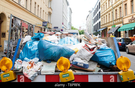 Berlin, Allemagne. 14 mai, 2019. Il y a un conteneur plein d'ordures sur Oranienburger Straße. Credit : Annette Riedl/dpa/Alamy Live News Banque D'Images