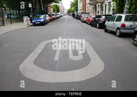 Berlin, Allemagne. 14 mai, 2019. Une indication d'une zone de vitesse 10 est peint en grand sur le goudron de la route d'août. Credit : Annette Riedl/dpa/Alamy Live News Banque D'Images