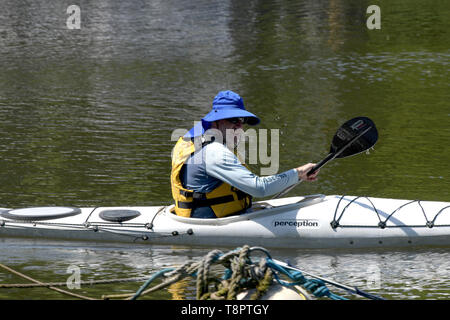 Richmond upon Thames, London, UK. 14 mai 2019. Les visiteurs profiter de la douceur du temps de détendre par l'eau. Crédit : MARTIN DALTON/Alamy Live News Banque D'Images