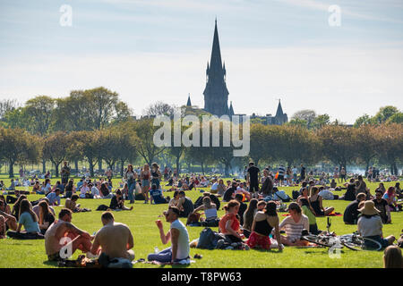 Edinburgh, Ecosse, Royaume-Uni. 14 mai 2019. Temps chaud et ensoleillé dans la capitale ont amené des centaines de personnes au parc des Meadows dans l'après-midi pour profiter du soleil. Le parc est adjacent à l'Université d'Édimbourg et il semblait que la plupart de la foule étaient des étudiants de prendre une pause à partir de l'étude pour les examens à venir Crédit : Iain Masterton/Alamy Live News Banque D'Images