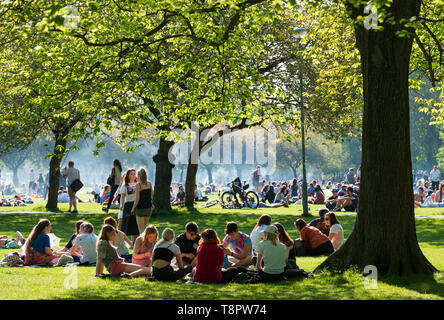 Edinburgh, Ecosse, Royaume-Uni. 14 mai 2019. Temps chaud et ensoleillé dans la capitale ont amené des centaines de personnes au parc des Meadows dans l'après-midi pour profiter du soleil. Le parc est adjacent à l'Université d'Édimbourg et il semblait que la plupart de la foule étaient des étudiants de prendre une pause à partir de l'étude pour les examens à venir Crédit : Iain Masterton/Alamy Live News Banque D'Images