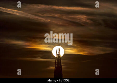 Londres, Royaume-Uni. 14 mai, 2019. Météo France : soirée spectaculaire coucher de soleil derrière l'édifice, catégorie gratte-ciel d'échardes. Crédit : Guy Josse/Alamy Live News Banque D'Images