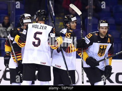 Kosice, Slovaquie. 14 mai, 2019. Hockey sur glace : WM, Allemagne - France, premier tour, groupe A, 3e journée dans l'arène de l'acier. Le buteur de la 3:1 Leon Draisaitl (r) est heureux avec ses coéquipiers sur l'objectif, 2e de gauche Korbinian Holzer. Credit : Monika Skolimowska/dpa-Zentralbild/dpa/Alamy Live News Banque D'Images