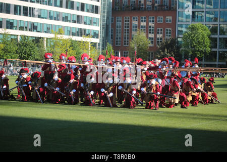 Londres 14 mai 2019 L'Honorable Artillery Company ('l'entreprise' ou 'la HAC') a été constituée par une charte royale du Roi Henry VIII le 25 août 1537. La société a été enregistrée comme organisme de bienfaisance en 1964 (charity no. 208443) 'pour l'exercice militaire et de formation et pour la meilleure défense du royaume". Aujourd'hui, il ouvre ses portes pour la soirée portes ouvertes annuelles. Les spectateurs ont été traités à l'affiche, avec la pyrotechnie militaire et des coups militaires, stands, d'hélicoptères et de véhicules blindés. De plus, le Régiment Royal de Londres et Yeomanry arena affiche, un saut en parachute à l'artillerie les jardins Banque D'Images