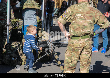 Londres 14 mai 2019 L'Honorable Artillery Company ('l'entreprise' ou 'la HAC') a été constituée par une charte royale du Roi Henry VIII le 25 août 1537. La société a été enregistrée comme organisme de bienfaisance en 1964 (charity no. 208443) 'pour l'exercice militaire et de formation et pour la meilleure défense du royaume". Aujourd'hui, il ouvre ses portes pour la soirée portes ouvertes annuelles. Les spectateurs ont été traités à l'affiche, avec la pyrotechnie militaire et des coups militaires, stands, d'hélicoptères et de véhicules blindés. De plus, le Régiment Royal de Londres et Yeomanry arena affiche, un saut en parachute à l'artillerie les jardins Banque D'Images