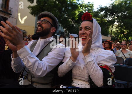 Madrid, Madrid, Espagne. 14 mai, 2019. Un couple dressed in Chulapos (costume traditionnel de Madrid) sont vus au cours de l'applaudir .re-Chulap "inventando's fashion contest à Madrid.Re-Chulap inventando's, est célébré pendant les festivités en l'honneur de San Isidro Labrador, le concours où les créateurs de mode ré-inventer le costume traditionnel de 'Chulapa' et 'Chulapo' Crédit : John Milner SOPA/Images/ZUMA/Alamy Fil Live News Banque D'Images