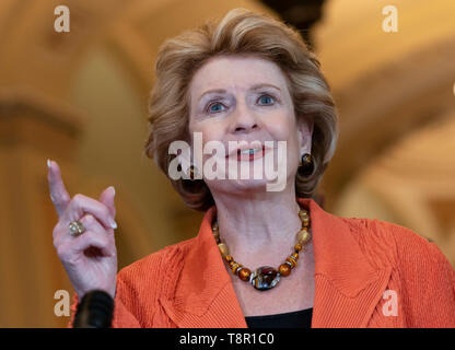 Washington, États-Unis d'Amérique. 14 mai, 2019. Sénateur des États-Unis Debbie Stabenow (démocrate du Michigan) parle aux médias La colline du Capitole à Washington, DC, le 14 mai 2019. Crédit : Chris Kleponis/CNP Crédit dans le monde entier | conditions : dpa/Alamy Live News Banque D'Images