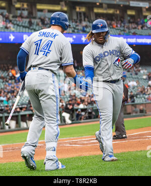 San Francisco, Californie, USA. 14 mai, 2019. Blue Jays de Toronto de troisième but Vladimir Guerrero Jr. (27) est félicité par joueur Justin Smoak (14) pour sa première manche home run, lors d'un match entre la MLB les Blue Jays de Toronto et les Giants de San Francisco au parc d'Oracle à San Francisco, Californie. Valerie Shoaps/CSM/Alamy Live News Banque D'Images