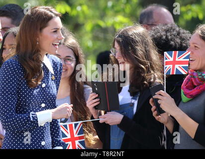 Kate Middleton, duchesse de Cambridge vu qu'elle arrive, les écoliers réunion pour visiter l'exposition D-Day à Bletchley Park, Angleterre. Banque D'Images
