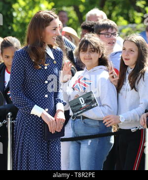 Kate Middleton, duchesse de Cambridge vu qu'elle arrive, les écoliers réunion pour visiter l'exposition D-Day à Bletchley Park, Angleterre. Banque D'Images