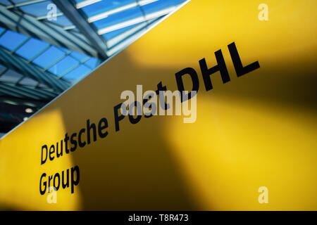 15 mai 2019, Berlin, Bonn : un lettrage du groupe Deutsche Post DHL peut être vu à l'assemblée générale annuelle. Photo : afp/Vennenbernd Rolf Banque D'Images