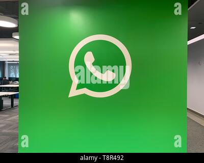 Menlo Park, USA. Le 08 mai, 2019. Le logo de l'application de messagerie WhatsApp est affiché sur un écran dans le siège social de Facebook. Credit : Christoph Dernbach/dpa/Alamy Live News Banque D'Images