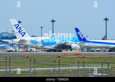 Tokyo, Japon - Apr 17, 2019. Les avions de passagers à l'aéroport de Narita station d'(NRT). Narita est l'un des principaux centres internationaux au Japon. Banque D'Images