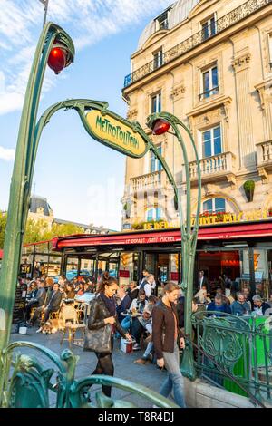 France, Paris, place Saint Michel, l'entrée de la station de métro d'Hector Guimard Banque D'Images