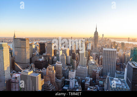 Vue panoramique de Manhattan skyline - vue aérienne du pont d'observation. New York City, USA Banque D'Images
