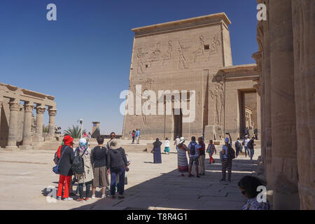 Assouan, Egypte : les touristes et les guides à l'ensemble du temple de Philae, construit au cours de la royaume ptolémaïque, déplacée à Agilkia Island dans les années 60. Banque D'Images