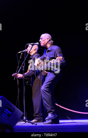 Wilko Johnson et Norman Watt-Roy effectuant au Jazz Festival de Cheltenham, Royaume-Uni, 2 mai 2015. Banque D'Images