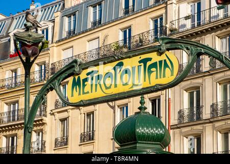 France, Paris, Place de Clichy, l'accès de métro d'Hector Guimard Banque D'Images