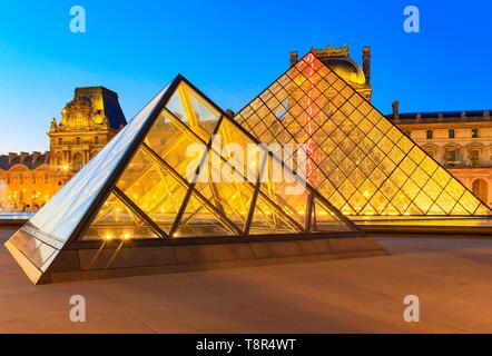 France, Paris, région classée au Patrimoine Mondial de l'UNESCO, la pyramide du Louvre de l'architecte Ieoh Ming Pei et façade de la Richelieu pavillon dans la cour Napoléon Banque D'Images