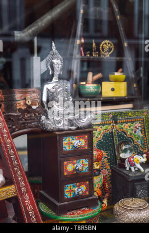 Statue de Bouddha dans une vitrine. Pembridge Road, Notting Hill, Londres Banque D'Images