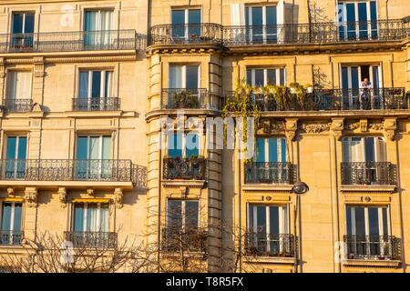 France, Paris, la façade de l'immeuble haussmannien Banque D'Images