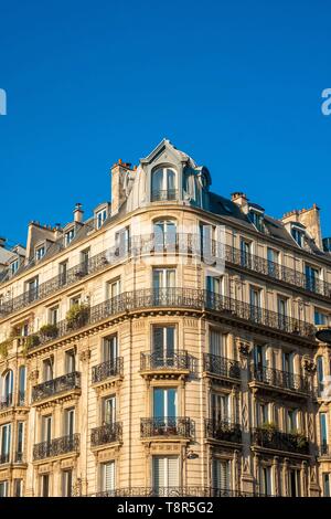 France, Paris, la façade de l'immeuble haussmannien Banque D'Images