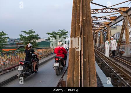 Vietnam, Delta du Fleuve Rouge, Hanoi le pont Long Bien, Paul Doumer ancien pont sur la rivière Rouge, aujourd'hui uniquement pour les trains, les motocyclettes, les bicyclettes et les piétons Banque D'Images