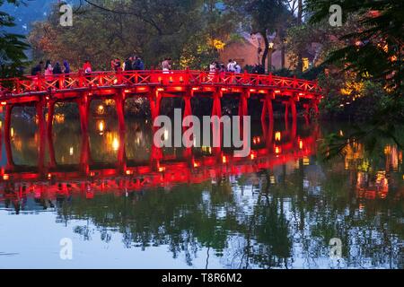 Vietnam, Hanoi, la vieille ville, le pont de Huc sur le lac Hoan Kiem (lac de l'Epée restituée) et la pagode Ngoc Son (temple de la montagne de jade) Banque D'Images