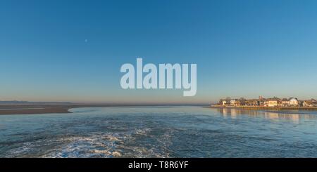France, Picardie, Baie de Somme, Le Crotoy, l'hiver, le Crotoy vu de l'étang, la chasse tourne au premier plan sont dus à l'eau qui jaillit des écluses pour chasser les dépôts de sédiment et de lutte contre l'ensablement de la baie Banque D'Images