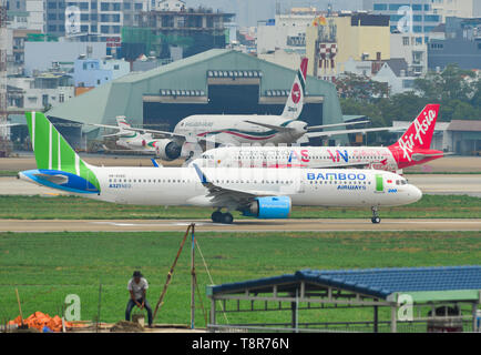 Saigon, Vietnam - Mai 11, 2019. Le roulage des avions de passagers sur la piste de l'aéroport Tan Son Nhat (SGN). Banque D'Images