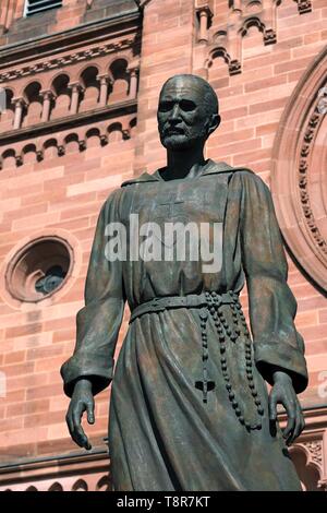 La France, Bas Rhin, Strasbourg, inscrite au Patrimoine Mondial de l'UNESCO, Rue Finkmatt, Saint Pierre le jeune de l'église catholique, de la statue de Charles de Foucauld né à Strasbourg en 1858 Banque D'Images