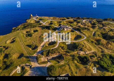 France, Calvados, Cricqueville en Bessin, Pointe du Hoc, ruines de fortifications allemandes et des trous de bombe faite par le débarquement en Normandie du 6 juin 1944 pendant la Seconde Guerre mondiale (vue aérienne) Banque D'Images