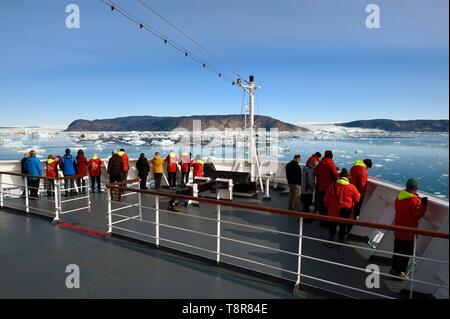 Le Groenland, côte ouest, la baie de Disko, l'Hurtigruten MS Fram, navire de croisière se déplace entre les icebergs dans la baie de Quervain Kangilerngata sermia, la sur la gauche et l'Eqip Sermia Glacier (Glacier Eqi) sur la droite Banque D'Images