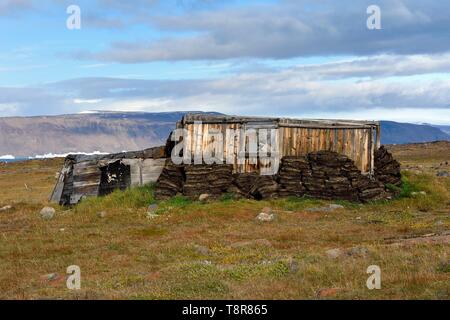 Le Groenland, côte ouest, North Star Bay, Wolstenholme fjord, Dundas (Thulé), Inuit Igloo, maison traditionnelle avec des murs et de la tourbe, du début du 20e siècle, d'une structure en bois, la calotte glaciaire de l'arrière-plan Banque D'Images