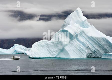 Le Groenland, côte ouest, la baie de Baffin, pêche en face d'icebergs dans le fjord Uummannaq Banque D'Images