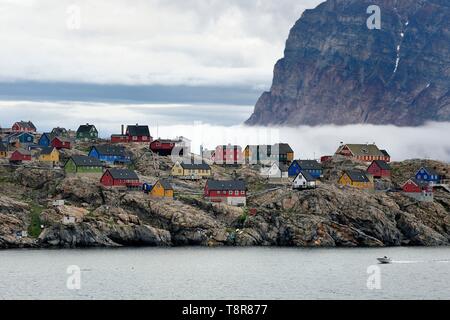 Le Groenland, côte ouest, la baie de Baffin, la ville d'Uummannaq accrochés à la roche Banque D'Images