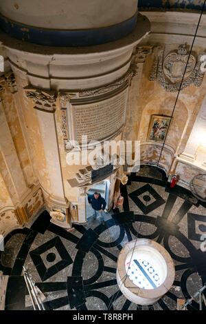 France, Gironde, le Verdon Sur Mer, plateau rocheux de Cordouan, phare de Cordouan, inscrite comme Monument Historique, la Chapelle Royale ou Chapelle Notre Dame de Cordouan, avec le buste de Louis de Foix, architecte en charge de la construction de la tour en 1584 Banque D'Images