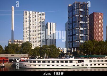 France, Paris, rives de la Seine, les bâtiments du Front de Seine, Tours (Novotel, Totem, Flatotel, l'avant-garde) et la cheminée de la chaudière Beaugrenelle et les navires de croisière Banque D'Images