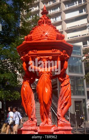 France, Paris, quartier chinois du xiiième arrondissement, fontaine Wallace peints en rouge Banque D'Images