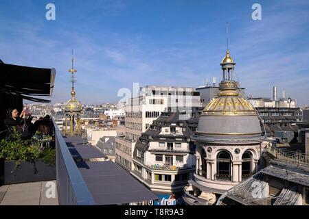 France, Paris, Boulevard Haussmann, terrasse de restaurant et le dôme doré du grand magasin Le Printemps Haussmann Banque D'Images