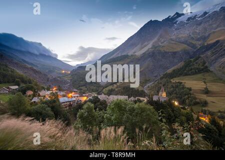 France, Hautes Alpes, le massif de l'Oisans grave, le village au pied de la Meije et ses vallées dans le crepuscule Banque D'Images