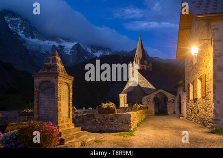 France, Hautes Alpes, le massif de l'Oisans, le crépuscule tombe sur l'église en face de la Meije Banque D'Images