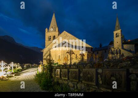 France, Hautes Alpes, le massif de l'Oisans, crépuscule tombe sur l'église Banque D'Images