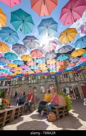 France, Morbihan, Pontivy, les parasols de la Place du Martray Banque D'Images