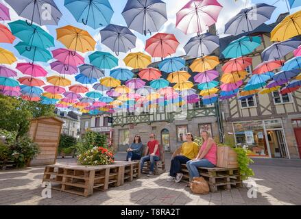 France, Morbihan, Pontivy, les parasols de la Place du Martray Banque D'Images