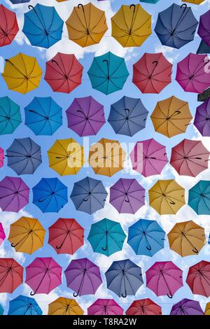 France, Morbihan, Pontivy, les parasols de la Place du Martray Banque D'Images