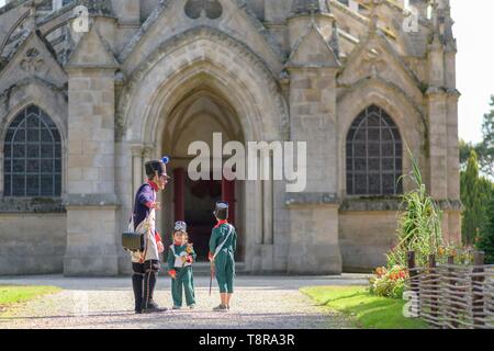 France, Morbihan, Pontivy, les enfants la journée sur les traces de Napoléon en face de Saint Joseph de l'Église impériale Banque D'Images